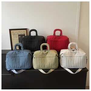 Grand sac de voyage pour courts trajets et rangement de bagages aux multiples coloris.