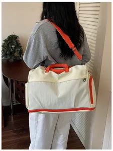 Detailansicht der großen Reisetasche in Creme und Orange mit praktischem Nass-Trocken-Fach.