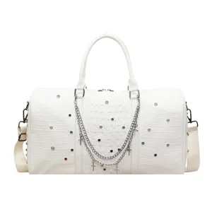 Weisse Reisetasche mit grossem Fassungsvermoegen, Strass und Kreuzketten fuer Damen.