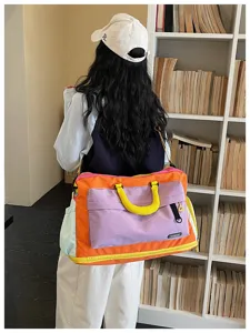 Dettaglio della borsa da palestra colorata ed estensibile con ampie tasche multiple.