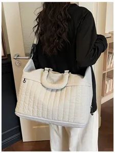 Grand sac de voyage matelasse blanc avec fond extensible et bandouliere pour femmes.