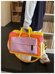 Primo piano di una borsa da viaggio colorata con tasca frontale e comodi spallacci.