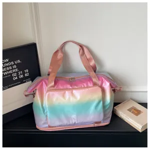 Vue détaillée du sac de voyage dégradé montrant une grande capacité et une extensibilité.