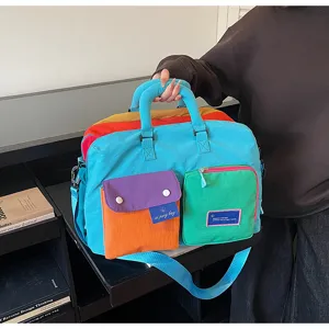 Bolsa de viaje colorida con múltiples bolsillos y correa para viajes cortos y gimnasio.