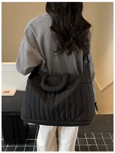 Grand sac de voyage matelassé noir, sac extensible pour femme, idéal pour les courts voyages.