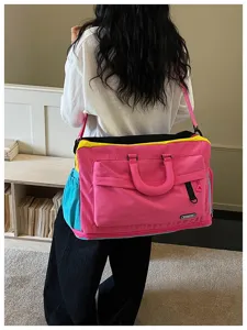 Vista dettagliata della borsa da viaggio per fitness colorata con tracolla e tasche.