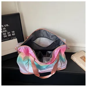 Sac de voyage dégradé pour femme, grand sac de sport imperméable avec poches multiples.