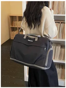 Große Reisetasche mit Nassfleckentrennung, ideal für Fitnessstudio und kurze Ausflüge.