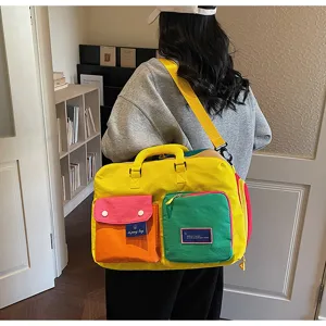 Vista detallada de la bolsa de viaje colorida con múltiples bolsillos prácticos.