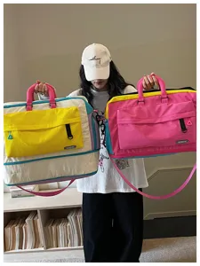 Borsone sportivo colorblock espandibile con separazione umido secco per viaggio e palestra.