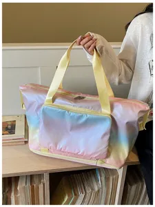 Vue détaillée du sac de voyage dégradé avec poche avant et poignées jaunes solides.