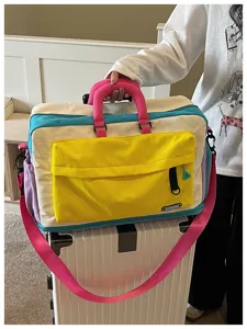 Borsa da viaggio sportiva colorata con tasche multiple, grande borsone per fitness e vacanze.