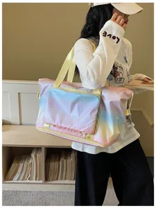 Détail du grand sac de voyage dégradé, élégant sac de sport et de yoga pastel.