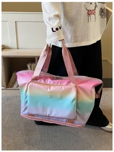Vue détaillée du sac de voyage dégradé avec une grande capacité et une poche avant zippée.