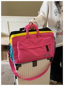 Borsa da viaggio e palestra espandibile colorblock con scomparti multipli pratici.