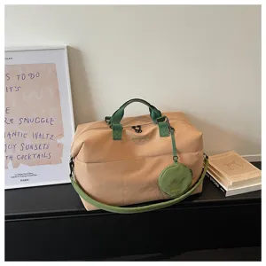 Borsa da viaggio minimalista con spallacci verdi e borsetta, ideale per palestra e viaggi brevi.
