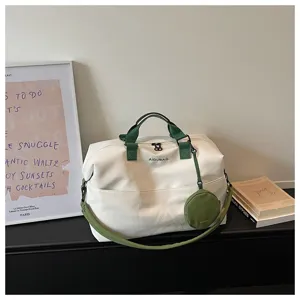 Primo piano dettagliato del borsone da viaggio bianco con cinghie verdi e portamonete.
