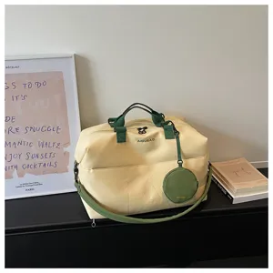 Elegante borsa da viaggio beige con cinghie verdi e portamonete per sport e fitness.