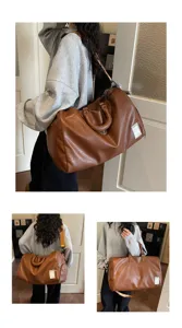 Detailansicht der eleganten braunen weichen Reisetasche zeigt das große Fassungsvermögen.