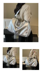 Detailansicht der großen silbernen Reisetasche aus weichem Leder mit seitlicher Tasche.