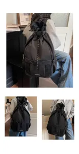 Nahaufnahme des schwarzen Kordelzug-Rucksacks mit strapazierfähigem Stoff und Netztaschen.