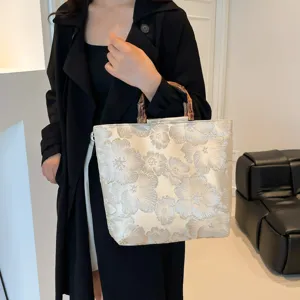 Grand sac cabas rétro à fleurs de style chinois avec poignées en bambou sur un mannequin