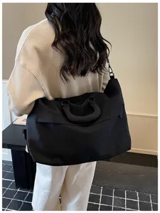 Large capacity travel duffel bag for women and men, lightweight gym and weekend bag.
