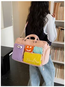 Vista detallada de la bolsa de viaje colorida con múltiples bolsillos y correa.