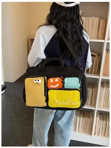 Bolso bandolera de viaje de lona con múltiples bolsillos y compartimentos coloridos.