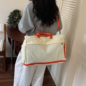 Große Reise-Wochenendtasche aus Segeltuch mit orangefarbenen Riemen und erweiterbarem Boden für Reisen.