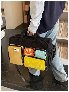 Vista detallada de la bolsa de viaje con múltiples bolsillos y su gran capacidad.