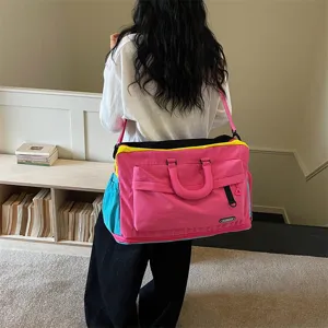 Borsone da viaggio fitness espandibile color-block con separazione bagnato-asciutto per palestra e sport.