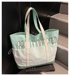 Grande borsa tote casual in tela, elegante borsa a spalla verde e bianca per viaggi quotidiani.