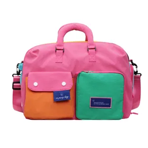 Borsa da viaggio colorata con tasche multiple, design a blocchi di colore per sport.