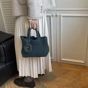 Sac à main en laine tricoté à la main de style urbain minimaliste en gris-vert foncé