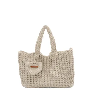Sac cabas beige tricoté à la main avec charm cœur artisanal au style minimaliste