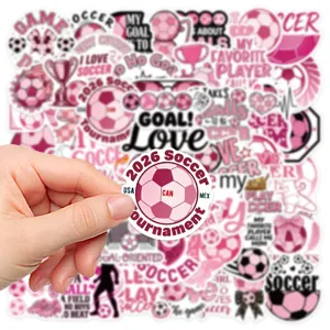 Gros plan détaillé de pack d'autocollants de football rose, jolis autocollants étanches.