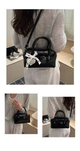 Detailansichten einer schwarzen Bowling-Handtasche mit Perlenanhänger und verstellbarem Gurt.