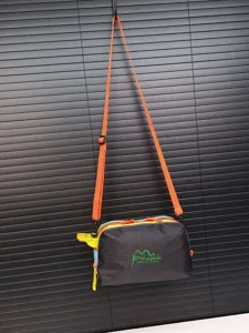Vue détaillée de la trousse de toilette dopamine colorée avec bandoulière orange