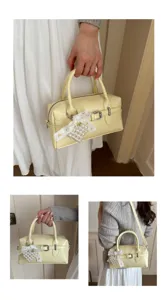 Detailansicht der hellgelben Bowling-Handtasche mit Perlen- und Spitzenbogen-Accessoire