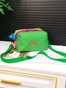 Gros plan d'une trousse de maquillage aux couleurs de l'arc-en-ciel pour le voyage