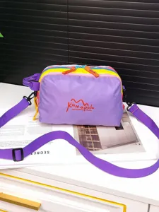 Détail d'un sac de toilette voyage aux couleurs dopamine sur un magazine lifestyle