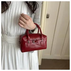 Rote Bowling-Handtasche aus Leder mit silberner Schnalle am Modell