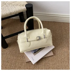 Nahaufnahme der cremefarbenen Bowling-Handtasche mit Schnallendetail auf Magazin