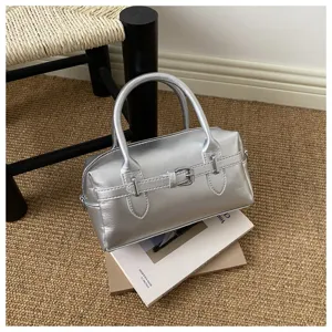 Schicke silberne Bowling-Handtasche im Metallic-Look mit verstellbarer Schnalle