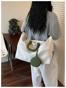 Borsa da viaggio tempo libero sport fitness con piccola pochette bianco verde, minimalista.