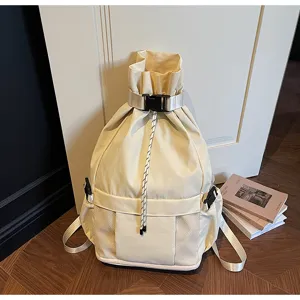 Detailansicht des beigen multifunktionalen Kordelzug-Rucksacks mit Netztaschen für Reisen.