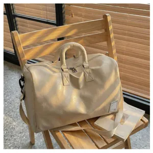 Nahaufnahme der weichen Ledertasche auf Holzstuhl mit natürlichem Sonnenlichteffekt.
