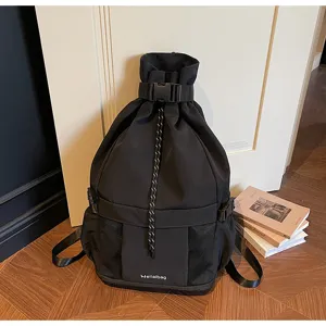 Modischer schwarzer Kordelzug-Rucksack mit Netztaschen an der Seite und Schnallenverschluss.