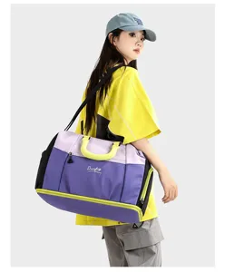 Grande borsa da viaggio con tracolla e dettagli di colore a contrasto per le vacanze